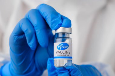 Doktorlarda Pfizer Coronavirus aşısı ya da hemşirelerde mavi lastik eldivenler. Sars-cov-2 veya Covid-19, Ocak 2021, San Francisco, ABD