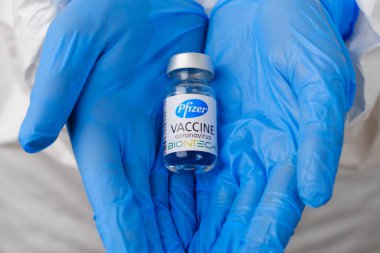 Pfizer ve Biontech aşıları Coronavirus, Covid-19, Sars-Cov-2 doktorların elinde lastik mavi eldivenler, Ocak 2021, San Francisco, ABD