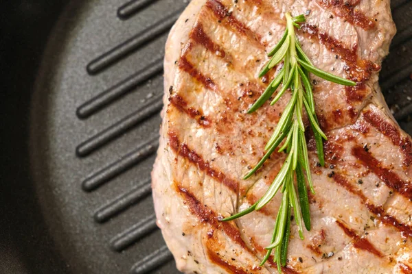 Gebratenes Rindersteak in der Grillpfanne mit Rosmarin. Gesundes Abendessen. — Stockfoto