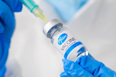 Pfizer koronavirüs aşısı ve şişede şırınga ya da doktorun ellerine enjekte etmek için şişe. Covid-19, SARS-Cov-2 önleme, Ocak 2021, San Francisco, ABD