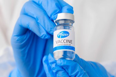 Doktorlarda Pfizer Coronavirus aşısı ya da hemşirelerde mavi lastik eldivenler. Sars-cov-2 veya Covid-19, Ocak 2021, San Francisco, ABD