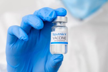 Sputnik V koronavirüs aşısı doktorlarda ya da hemşirelerde mavi lastik eldivenlerle yapılır. Sars-cov-2 veya Covid-19, Ocak 2021, San Francisco, ABD.
