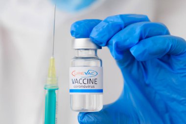 Elektrikli süpürge aşısı ve tek kullanımlık şırınga. Doktorların eline geçecek. Coronavirus, Sars-cov-2, Covid-19, Ocak 2021, San Francisco, ABD