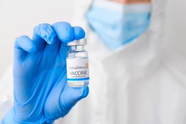 Doktorlara ya da hemşirelere yapılan AstraZeneca Coronavirus aşısı mavi lastik eldivenler. Sars-cov-2 veya Covid-19, Ocak 2021, San Francisco, ABD.