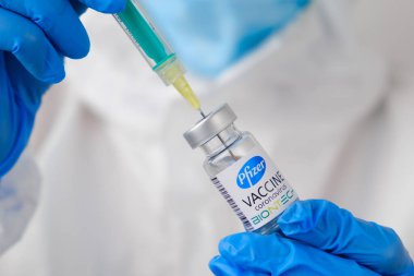 Pfizer ve Biontech Coronavirus aşısı ve şırınga şişede ya da şırınga doktorun eline geçecek. Covid-19, SARS-Cov-2 önleme, Ocak 2021, San Francisco, ABD