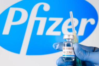 Coronavirus, SARS-Cov-2 ve doktorlara şırınga aşılarıyla dolu Pfizer ampule mavi lastik eldiven, Ocak 2021, San Francisco, ABD