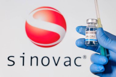 Coronavirus, SARS-Cov-2 aşısı ve şırıngayla dolu sinovac ampülü mavi lastik eldivenleri teslim etti, Ocak 2021, San Francisco, ABD