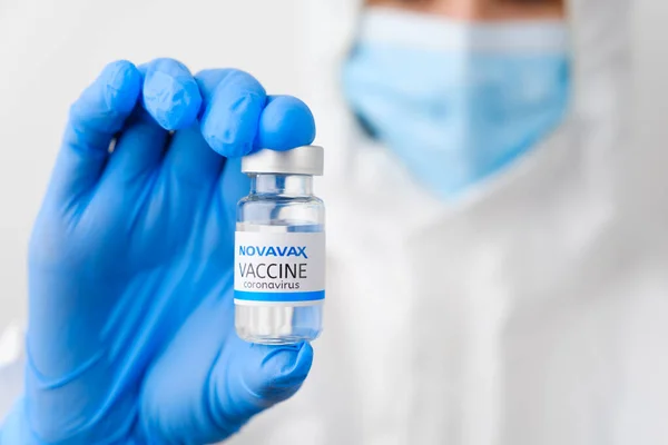 Novavax Coronavirus Vaccin Hos Läkare Eller Sjuksköterskor Händer Blå Gummihandskar — Stockfoto