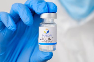 Doktorlarda ya da hemşirelerde kullanılan Sanofi Coronavirus aşısı. Mavi lastik eldivenler. Sars-cov-2 veya Covid-19, Ocak 2021, San Francisco, ABD.