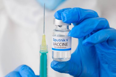 Sputnik V aşısı ve tek kullanımlık şırınga. Doktorların eline geçecek. Coronavirus, Sars-cov-2, Covid-19, Ocak 2021, San Francisco, ABD