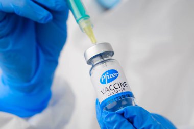 Pfizer koronavirüs aşısı ve şişede şırınga ya da doktorun ellerine enjekte etmek için şişe. Covid-19, SARS-Cov-2 önleme, Ocak 2021, San Francisco, ABD