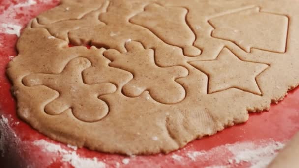 Perník muž sušenky ze syrového rolovaného těsta na silikonové pekárně. — Stock video