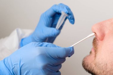 Coronavirus testi. Hastadan koronavirüs örneği almak için burun temizleyici ya da hemşire.