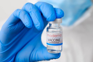 Doktorlarda ya da hemşirelerde kullanılan modern koronavirüs aşısı mavi lastik eldivenleri teslim eder. Sars-cov-2 veya Covid-19, Ocak 2021, San Francisco, ABD