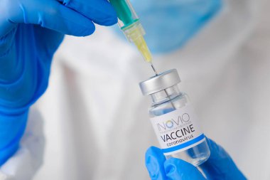 Şişede INOVIO koronavirüs aşısı ve şırınga ya da doktorun ellerine enjekte etmek için küçük bir şişe. Covid-19, SARS-Cov-2 önleme, Ocak 2021, San Francisco, ABD.
