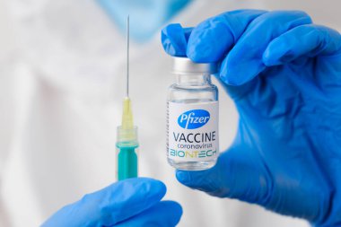 Pfizer ve Biontech aşıları ve şırıngalar doktorun eline geçecek. Coronavirus, Sars-cov-2, Covid-19, Ocak 2021, San Francisco, ABD.