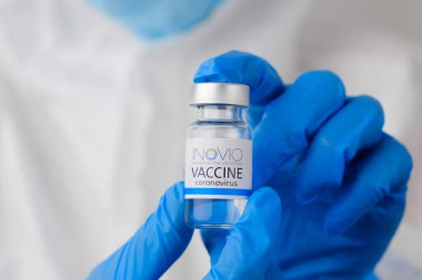 Doktorlara ya da hemşirelere yapılan INOVIO koronavirüs aşısı mavi lastik eldivenler. Sars-cov-2 veya Covid-19, Ocak 2021, San Francisco, ABD.