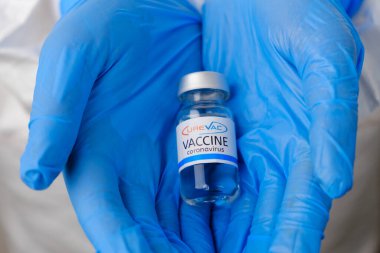 Coronavirus, Covid-19 ve Sars-Cov-2 aşıları doktorların elinde. Plastik mavi eldivenler, Ocak 2021, San Francisco, ABD.