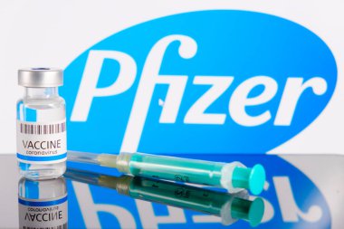 Şişe veya şırınganın arka planında Coronavirus, SARS-COV-2, Covid-19, Ocak 2021, San Francisco, ABD