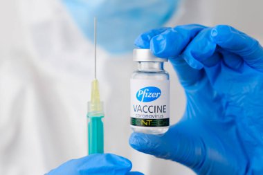 Pfizer ve Biontech aşıları ve şırıngalar doktorun eline geçecek. Coronavirus, Sars-cov-2, Covid-19, Ocak 2021, San Francisco, ABD.