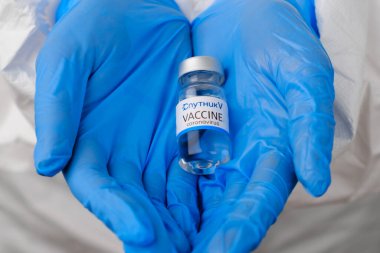 Koronavirüsü önleme amaçlı Sputnik V aşısı, Covid-19, Sars-Cov-2 kauçuk mavi eldivenli doktorlarda, Ocak 2021, San Francisco, ABD.