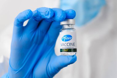 Doktorlarda Pfizer Coronavirus aşısı ya da hemşirelerde mavi lastik eldivenler. Sars-cov-2 veya Covid-19, Ocak 2021, San Francisco, ABD.
