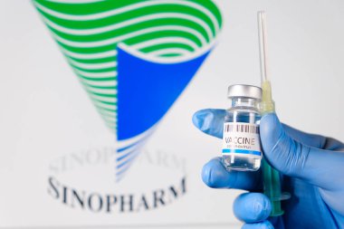 Koronavirüs, SARS-Cov-2 aşısı ve doktorlara şırınga aşılarıyla dolu sinopharm ampulü, Ocak 2021, San Francisco, ABD.
