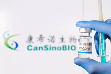 Coronavirus, SARS-Cov-2 aşısı ve doktorlarda şırınga ile aşılanmış Cansino Bio ampulü, Ocak 2021, San Francisco, ABD.