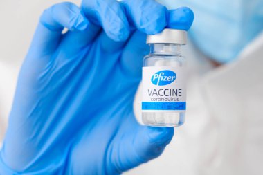 Doktorlarda Pfizer Coronavirus aşısı ya da hemşirelerde mavi lastik eldivenler. Sars-cov-2 veya Covid-19, Ocak 2021, San Francisco, ABD