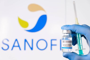 Koronavirüs, SARS-Cov-2 aşısı ve doktorlara şırınga içeren Sanofi ampülü mavi lastik eldiven, Ocak 2021, San Francisco, ABD.