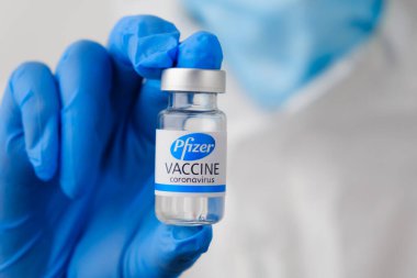 Doktorlarda Pfizer Coronavirus aşısı ya da hemşirelerde mavi lastik eldivenler. Sars-cov-2 veya Covid-19, Ocak 2021, San Francisco, ABD.