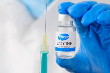 Pfizer aşısı ve tek kullanımlık şırınga. Doktorların eline geçecek. Coronavirus, Sars-cov-2, Covid-19, Ocak 2021, San Francisco, ABD.