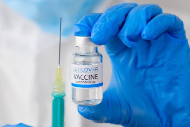 Yonca aşısı ve şırıngayı doktorun ellerine vermek için kullan at. Coronavirus, Sars-cov-2, Covid-19, Ocak 2021, San Francisco, ABD.