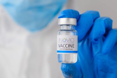 Doktorlara ya da hemşirelere yapılan INOVIO koronavirüs aşısı mavi lastik eldivenler. Sars-cov-2 veya Covid-19, Ocak 2021, San Francisco, ABD