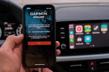 Garmin, akıllı telefon ekranındaki logoyu keşfetti. Arka planda, navigasyon veya haritaların uygulandığı bir araç paneli vardı. Ocak 2021, Prag, Çek Cumhuriyeti. 