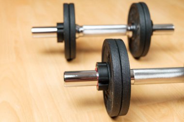 Evde yerde dambıllar var. Kilitleme sırasında formda kalmak.