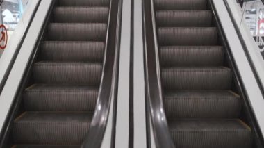 Alışveriş merkezinin metrosunda yürüyen merdivenlerde bir aşağı bir yukarı hareket. İnsanlar olmadan merdiveni taşımak. 