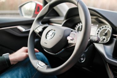 Skoda 'da otomatik pilotluk veya otomatik pilot modu elektrikli arabaların geleceğini gösteriyor, Mart 2021, Prag, Çek Cumhuriyeti