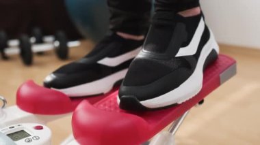 Evdeki bükümlü adımlar üzerinde çalış.