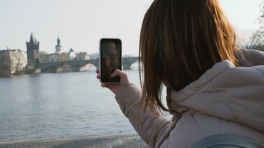 Prag 'da video çeken genç bir kadın. Blog yazarı ya da sözü geçen kişi akıllı telefonundan video çekiyor. Seyahat içeriği. 