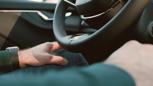 Man rijdt in een auto op een automatische piloot. Mannelijke handen op de knieën tijdens het rijden. — Stockvideo