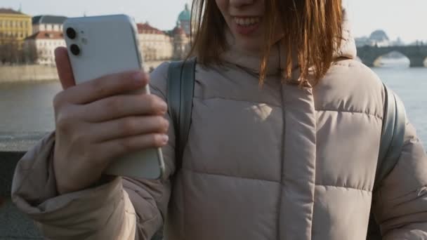 Blogger vagy befolyásoló, hogy történeteket az ő okostelefon Prágában. Utazási tartalom — Stock videók