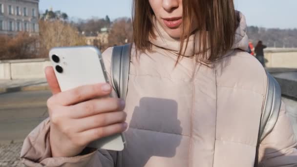 Boldog nő történeteket csinál, vagy videóblogot vesz fel az okostelefonjára. Streaming online az utcán. — Stock videók