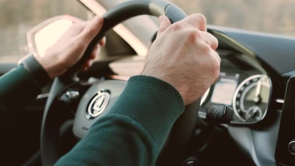 Een man met een moderne Skoda auto. Vooraanzicht op de mens rijdt een auto. Mannelijke handen op het stuur, maart 2021, Praag, Tsjechië. — Stockvideo