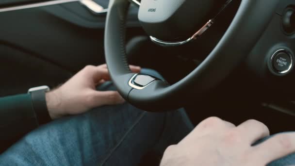 Man rijdt in een auto op een automatische piloot. Mannelijke handen op de knieën tijdens het rijden. — Stockvideo