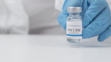 Sağlık çalışanlarında koronavirüse karşı yapılan altimmune aşısı. Plastik eldiven ve koruyucu giysi içinde. Mart 2021, San Francisco, ABD