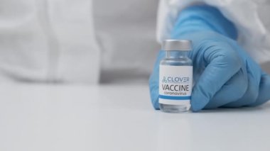 Coronavirus aşısı ve enjeksiyon için şırınga kauçuk eldiven ve koruyucu giysi, Mart 2021, San Francisco, ABD