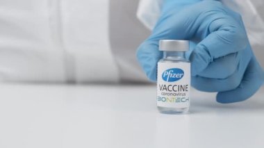Pfizer BioNTech 'in sağlık çalışanlarında Coronavirüs' e karşı aşısı lastik eldiven ve koruyucu giysi içinde, Mart 2021, San Francisco, ABD