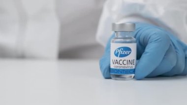 Pfizer BioNTech Covid-19, Coronavirus veya SARS-Cov-2 'ye karşı kauçuk eldivenli Pfizer Biyoteknik aşısı, Mart 2021, San Francisco, ABD