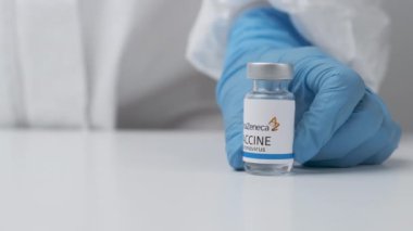 AstraZeneca aşısı Covid-19, coronavirus veya SARS-Cov-2 'ye karşı kauçuk eldivenli doktor elinde, Mart 2021, San Francisco, ABD